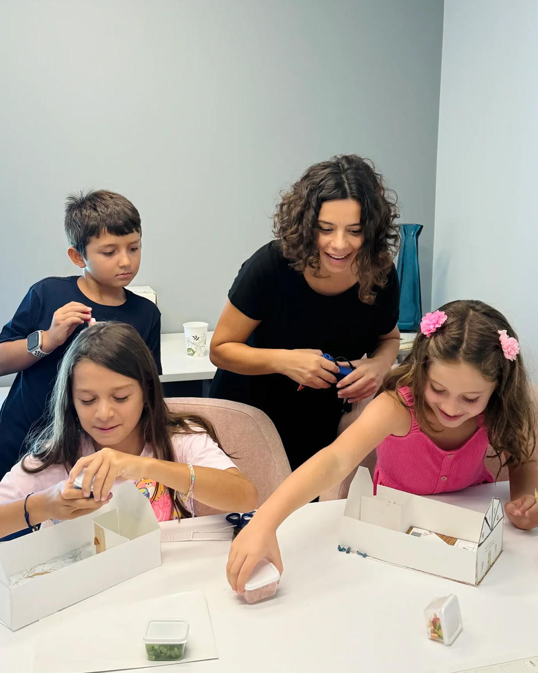 Kids building models in an arKIDect class
